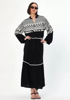 Rochie neagra cu imprimeu cauciucat alb si ciucurasi, din vascoza imagine