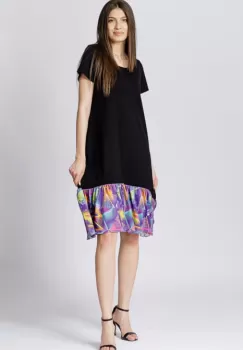 Rochie neagra cu volan in colturi si imprimeu fond mov imagine