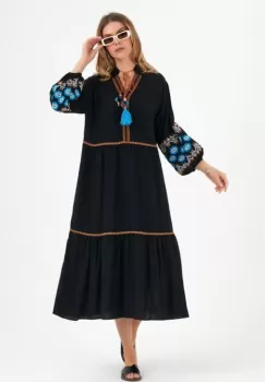 Rochie neagra cu volane si broderie pe maneci si decolteu, din vascoza imagine