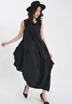 Rochie neagra gogosar cu un fald mare pe fata imagine