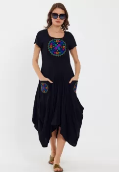 Rochie neagra in colturi cu broderie in cerc, colorata, din vascoza imagine