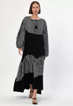 Rochie neagra lunga, cu patratele albe si volane, din vascoza imagine