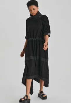 Rochie neagra oversize, cu guler inalt si talie reglabila imagine