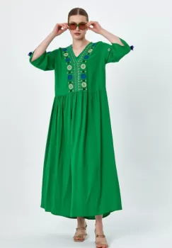 Rochie verde cu broderie pe piept si maneci, din vascoza imagine