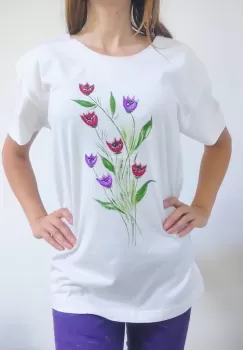 Tricou alb pictat manual cu lalele imagine