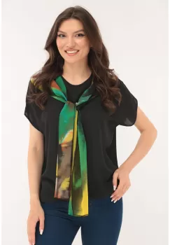 Bluza lejera neagra cu esarfa colorata imagine