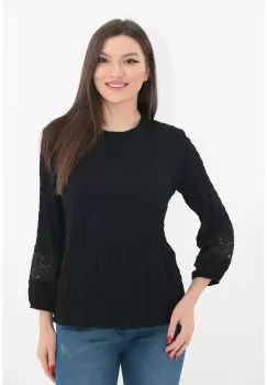 Bluza neagra din vascoza texturata cu insertii din dantela la maneci imagine