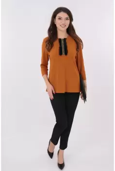Costum bluza camel si pantaloni negri imagine
