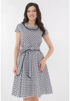 Rochie clos alba cu model geometric bleumarin-rosu imagine