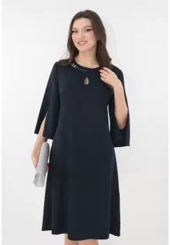 Rochie eleganta bleumarin cu decupaj si accesoriu auriu la decolteu imagine