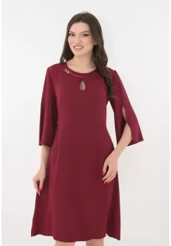 Rochie eleganta bordo cu decupaj si accesoriu auriu la decolteu imagine