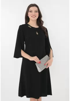 Rochie eleganta neagra cu decupaj si accesoriu auriu la decolteu imagine