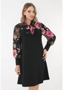 Rochie evazata neagra cu print floral la maneci si decolteu imagine